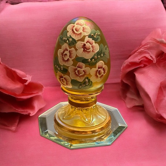 Fenton Other - Fenton Art Glass Egg MINT condition